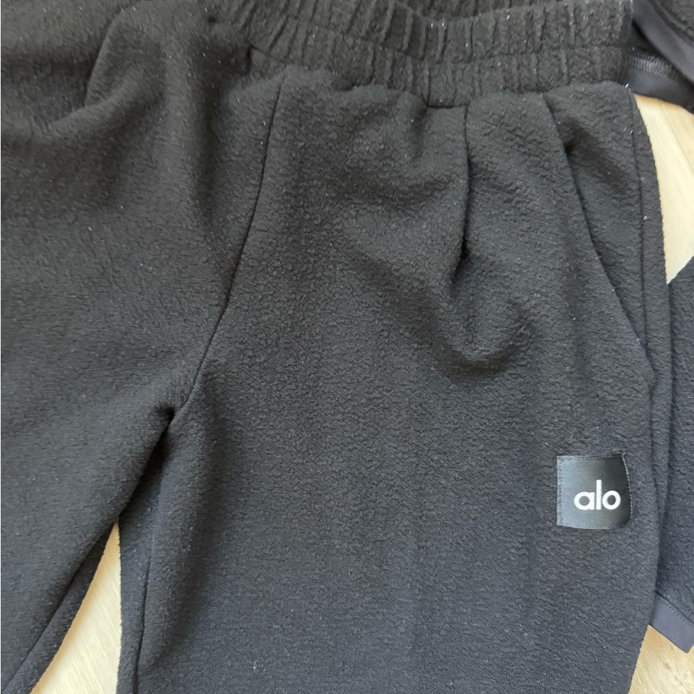 ALO Yoga Black Cozy Sweat Set - Picture 4 of 5